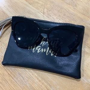 😎😎 super cute sunglasses w/zipper pouch - GENTLY USED!
